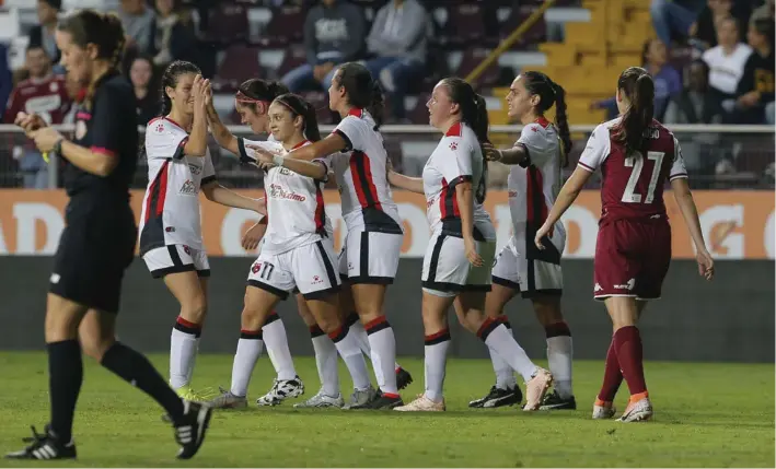  ?? MAYELA LÓPEZ ?? Priscilla Chinchilla (11) marcó los dos goles de Alajuelens­e Codea en el partido contra las moradas, que no habían perdido en todo el torneo.