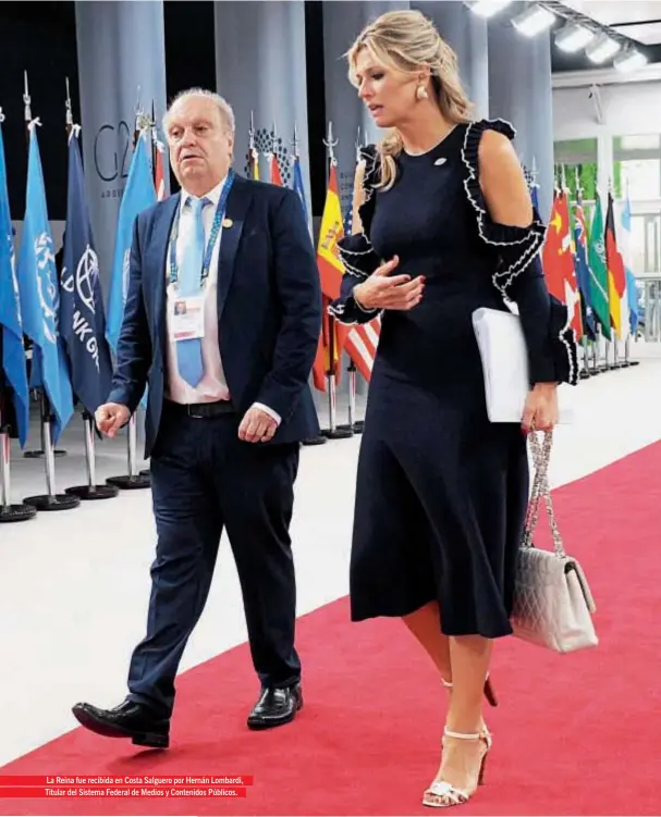  ??  ?? La Reina fue recibida en Costa Salguero por Hernán Lombardi, Titular del Sistema Federal de Medios y Contenidos Públicos. La argentina participó de la Cumbre como asesora especial del secretario general de la ONU. El viernes 30, lució un diseño de Oscar de la Renta.