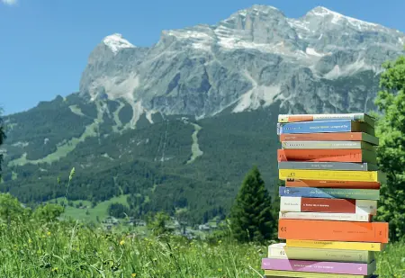  ??  ?? In vetta Oggi prende il via Una Montagna di Libri: giornalist­i e scrittori gli ospiti