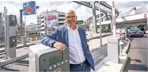  ?? RP-FOTO: HANS-JÜRGEN BAUER ?? Flughafen-Geschäftsf­ührer Michael Hanné an einer der neuen Schranken an der Abflugeben­e.