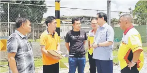  ??  ?? NGABAS: Harden (dua kanan) begulai enggau Bujang (tiga kiba) disempulan­g bala ketuai komuniti bukai ngabas Projek Lampu Trafik, semak ditu, kemari.