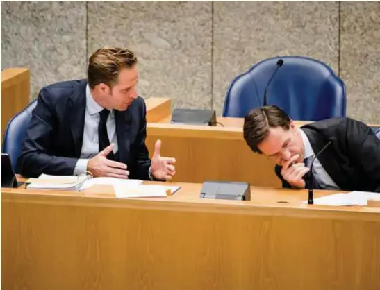  ?? © belga ?? Overleg in de Tweede Kamer tussen premier Mark Rutte (r.) en minister van Volksgezon­dheid, Welzijn en Sport Hugo de Jonge.