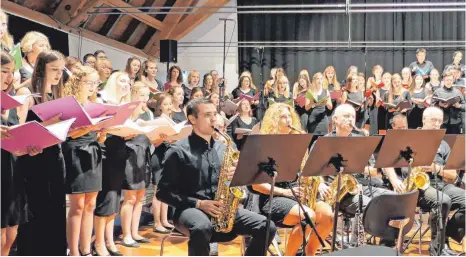  ?? FOTO: GÜNTER VOGEL ?? Mehr als 100 Sänger standen beim Konzert am Sonntag im Bräuhaussa­al auf der Bühne.