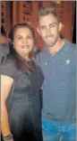  ??  ?? Glenn Maxwell with a resident of DLF 5