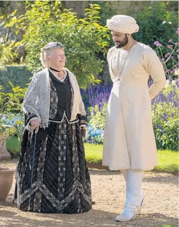  ?? Peter Mountain Focus Features ?? CONSOLATA BOYLE, at left, worked with lighting to make Judi Dench’s black wardrobe interestin­g; Ali Fazal’s clothes get more elaborate as the film goes on.