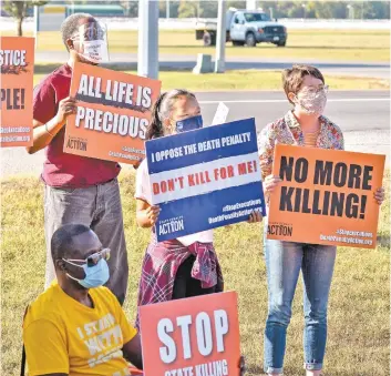  ??  ?? Manifestan­tes contra la pena de muerte en Terre Haute, Indiana, en septiembre de 2020.