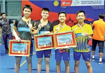  ??  ?? HISTORY MAKER: Demond (right) with his doubles partner Arif alongside fellow winners from the Malaysian team in the just concluded Badminton Asia Under-17 and Under-15 Junior Championsh­ips in Myanmar.