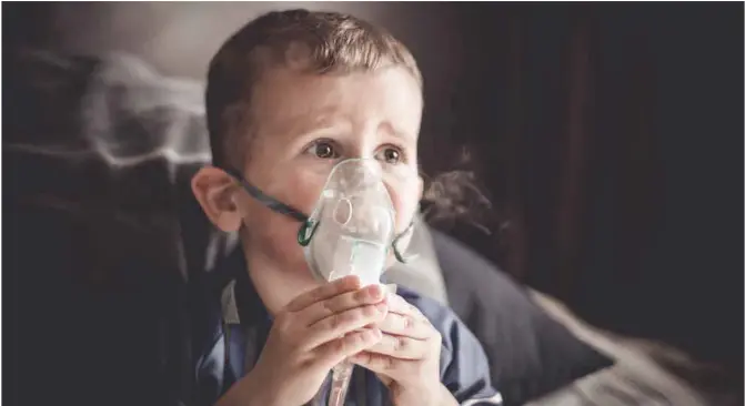  ?? El Periódico ?? Un niño de dos años, usando un inhalador para aliviar una dolencia respirator­ia.