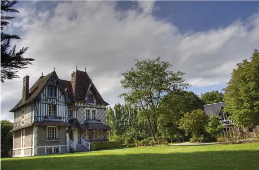  ??  ?? Ci-dessus / Ci-dessous : Grâce au parc qui l’entoure, Le Clos des Pommiers permet à ses invités de venir se ressourcer.