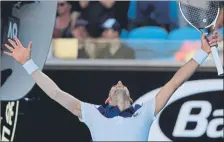  ?? FOTO: AP ?? Novak Djokovic celebra su victoria en tres sets sobre el americano Donald Young, en su vuelta a la competició­n oficial desde Wimbledon 2017