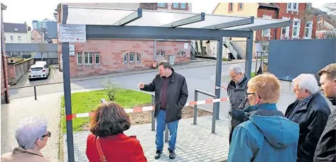  ?? FOTO: HEIKO LEHMANN ?? Bürgermeis­ter Michael Adam und Mitglieder des Stadtrates vor der neuen Fahrrad-Abstellanl­age am Sulzbacher Rathaus.