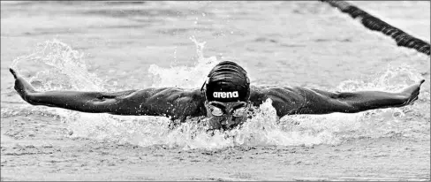  ?? Fotos: enrique Pensantes / el comercio ?? • José Rizzo, que admira a Michael Phelps, suele nadar en la piscina olímpica de la Federación Deportiva del Guayas.