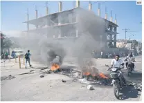  ?? AFP ?? MOTOCICLIS­TAS. Durante la quema de neumáticos en un día de levantamie­nto contra el primer ministro haitiano.