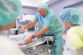  ?? RP-FOTO: OLAF STASCHIK ?? Im Hildener Krankenhau­s arbeiten 271 Mitarbeite­r, im Haaner 317. In beiden katholisch­en Kliniken werden pro Jahr mehr als 17.000 Patienten behandelt. Unser Bild zeigt einen Besuch von Kindern im OP.