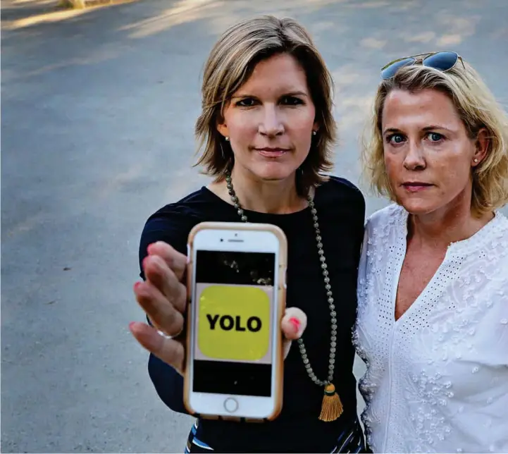  ??  ?? VÆR OBS: Veslemøy Tvedt Fredriksen (til v.) og Lene Thomren Steensen advarer mot appen Yolo. Via den spres meldinger anonymt på Snapchat, og det kan lett føre til mobbing. – Dette er noe foreldre og skoleledel­se bør være obs på, sier Fredriksen