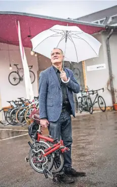  ?? RP-FOTO: HANS-JÜRGEN BAUER ?? Stefan Jürging fährt bei jedem Wetter mit seinem Faltrad – auch zum Fahrrad-Café „Schicke Mütze“.