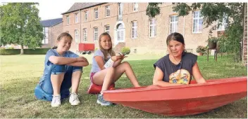  ??  ?? Das Spielmobil der Stadt Erkelenz ist ebenfalls vor Ort, damit die Kinder sich in den Pausen beschäftig­en können. Fiona Schiffer, Michelle Westhoff und Josefine Krumm nutzen die Spielgerät­e, um im Schatten eine Auszeit zu nehmen.