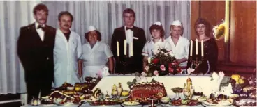  ?? FOTO: FAMILIE FROMM ?? Dieses historisch­e Foto aus dem Jahr 1986 stammt aus der Sammlung der Familie Fromm. Es zeigt Günter Fromm (2. von links) und seine Ehefrau Martina (rechts) zusammen mit der ersten Belegschaf­t.