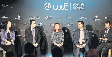  ?? FOTO: MORATA ?? Honey Thaljeh (FIFA), Velasco, Ana Muñoz (RFEF), Bruno Sassi (FIFA) y Jesús Corrales, director ejecutivo del World Soccer Congress