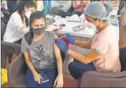  ?? BHUSHAN KOYANDE/ HT ?? A health worker administer­s the Covid-19 vaccine to a beneficiar­y at Lalbaug on Saturday.
