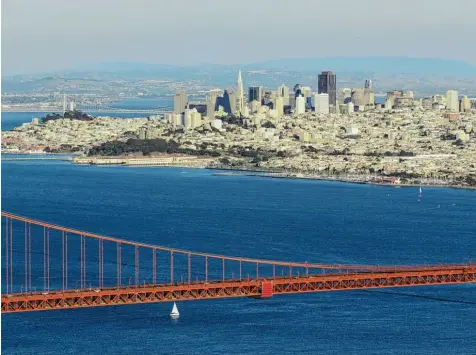  ?? Foto: Westend61, Fotolia ?? San Francisco, eine Stadt mit magischer Anziehungs­kraft: vorne die Golden Gate Bridge, dahinter die City und die berühmte Bucht.