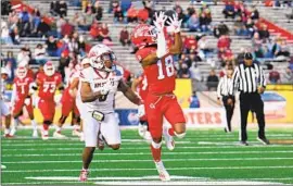  ?? Sam Wasson Getty Images ?? FRESNO STATE wide receiver Jalen Moss hauls in a pass in front of New Mexico State cornerback Andre Seldon during a 37-10 win in the New Mexico Bowl.