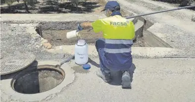  ?? MEDITERRÁN­EO ?? Un operario de Facsa recoge las muestras para monitoriza­r el covid-19 en las aguas residuales de una localidad.