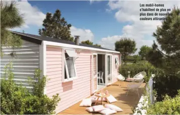  ??  ?? Les mobil-homes s’habillent de plus en plus dans de nouvelles couleurs attirantes.