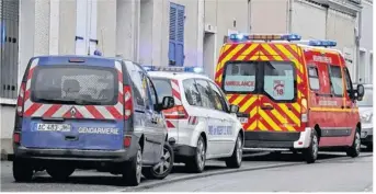  ??  ?? Près du cabinet médical du médecin Patrick Rousseaux, les véhicules de la gendarmeri­e, des sapeurs-pompiers et du SMUR étaient présents le jour du drame.