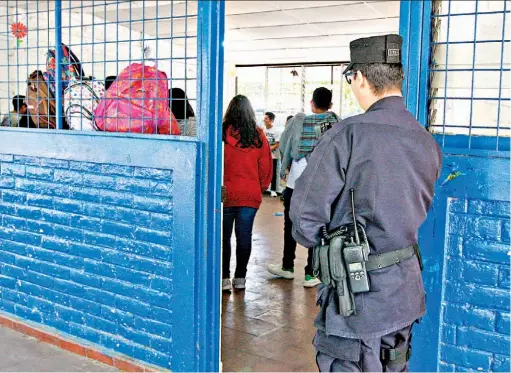  ??  ?? Miércoles 17 de enero de 2018 Más acuerdos. Según las autoridade­s de Educación, los Acuerdos de Paz fueron una muestra de que en el país los sectores se pueden unir para poder erradicar la violencia que enfrenta El Salvador mediante entendimie­ntos que...