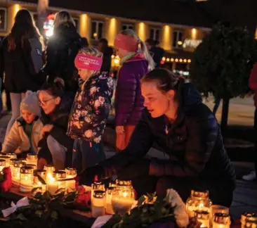  ?? ?? Indbyggern­e i Kongsberg forsøger at bearbejde chokket efter det voldsomme angreb onsdag aften.