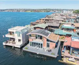  ?? STEVE RINGMAN PHOTOS TRIBUNE NEWS SERVICE ?? The Lake Union abode has a distinctiv­e curved roofline, solar panels and vegetated roof system.