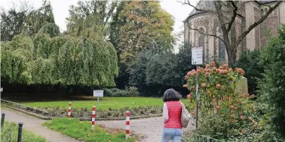  ?? FOTO: WOI ?? Die ehemalige Friedhofsf­läche zwischen Kirchstraß­e und Christuski­rche könnte Standort eines neuen Gemeindeze­ntrums werden. Ein Ideenwettb­ewerb dazu läuft schon.