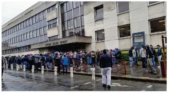  ??  ?? Le lycée Jules-ferry de Versailles est l’un des gros chantiers : il devrait être reconstrui­t sur le plateau de Satory.