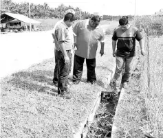  ??  ?? The Taman Khazanah Indah residents showing the poor drainage system to Nagaraju.