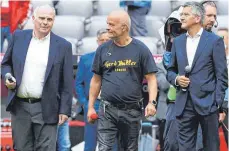  ?? FOTO: MARKUS ULMER/IMAGO IMAGES ?? Gemeinsam mit Ehrenpräsi­dent Uli Hoeneß (li.) und Präsident Herbert Hainer (re.) nimmt Stadionspr­echer Stephan Lehmann Abschied von der verstorben­en Bayern-Legende Gerd Müller.