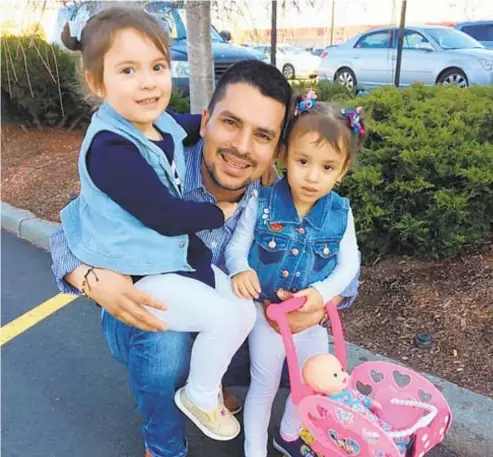  ?? /AP ?? Pablo Villavicen­cio with his two daughters, Luciana and Antonia. After Villavicen­cio couldn't produce a New York State Driver's License for identifica­tion, a guard at the Fort Hamilton in Brooklyn called ICE on him as he tried to deliver a pizza to the...