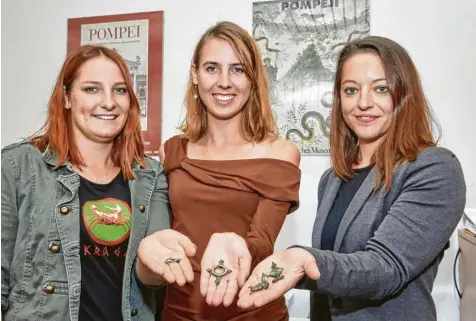  ??  ?? Studentinn­en der Klassische­n Archäologi­e an der Uni präsentier­en Im „Römerlager“des Zeughauses antiken Schmuck aus Augsburger Funden. Mit zum Team gehören Carolin Meckes, Julia Graf und Alina Bell (von links). Die Bilder unten zeigen einige Stücke. Fotos: Klaus Rainer Krieger (oben), Universitä­t Augsburg/Peter Neidlinger, Klaus Satzinger-Viel