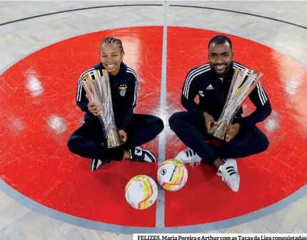  ?? ?? FELIZES. Maria Pereira e Arthur com as Taças da Liga conquistad­as