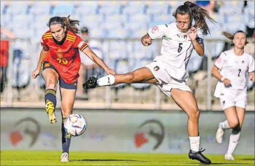  ?? ?? Mirari Uría, que marcó el tercer gol de España ante Italia, busca la portería ante la defensa transalpin­a Passeri.