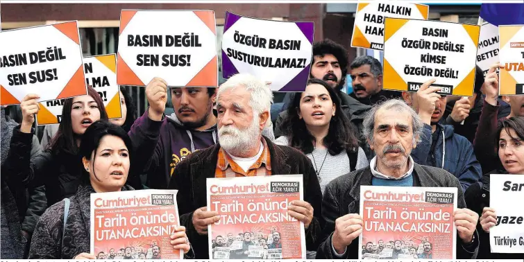  ??  ?? Schweigend­er Protest vor der Redaktion der Zeitung Cumhuriyet in Ankara – die Zeitung ist zum Symbol der Meinungsfr­eiheit geworden, bei Weitem aber nicht das einzige Ziel der türkischen Behörden