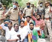  ?? — DEEPAK DESHPANDE ?? Congress activists raise slogans outside the DGP office seeking justice for minor rape victim on Saturday in Hyderabad.