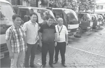  ??  ?? With the arrival of the new garbage trucks, Cebu City Mayor Tomas R. Osmeña (third from left) has assured the public that there will be an improved collection of garbage in the city.