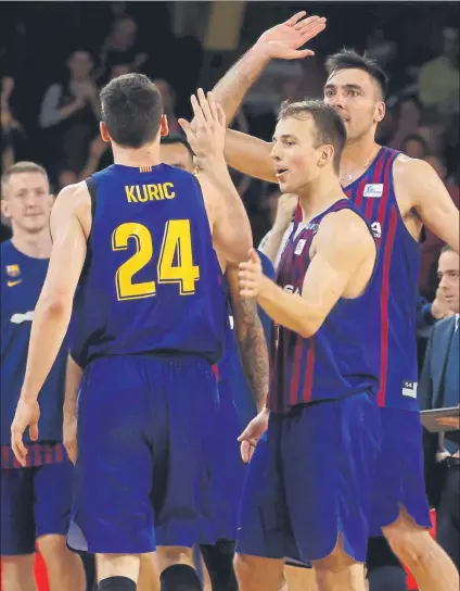  ??  ?? Kyle Kuric, Kevin Pangos y Pierre Oriola, celebrando una canasta en el encuentro del pasado domingo contra el Real Madrid