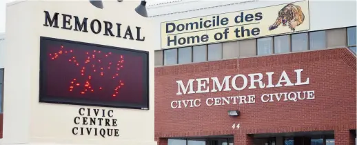  ??  ?? Le Centre civique Memorial coûte cher aux contribuab­les de Campbellto­n. - Archives