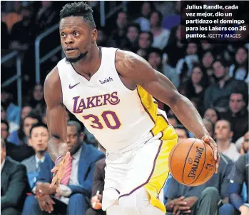  ?? /GETTY IMAGES ?? Julius Randle, cada vez mejor, dio un partidazo el domingo para los Lakers con 36 puntos.