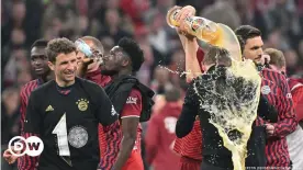  ?? ?? Julian Nagelsmann a vécu la traditionn­elle douche de bière du Bayern Munich pour la première fois de sa carrière