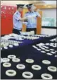  ?? ZHANG HAILONG / FOR CHINA DAILY ?? Customs officers sort smuggled ivory products in Guangzhou, Guangdong province, in May.