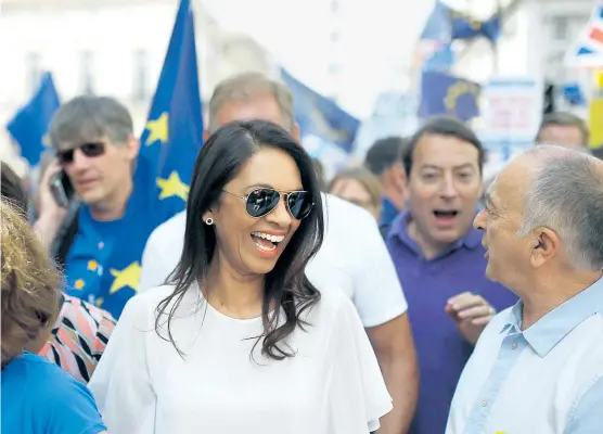  ??  ?? Gina Miller (im launigen Gespräch mit dem Schauspiel­er Tony Robinson) gehört zu den Frontfraue­n gegen den britischen EU-Austritt.