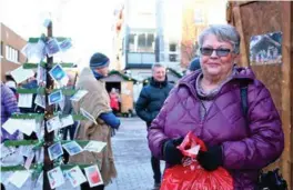  ?? FOTO: GEIR CHRISTIAN JOHANNESSE­N ?? Margit Eidet kommer for å levere en pakke hun har kjøpt. Hun mener det er meningsfyl­t å kunne hjelpe andre.